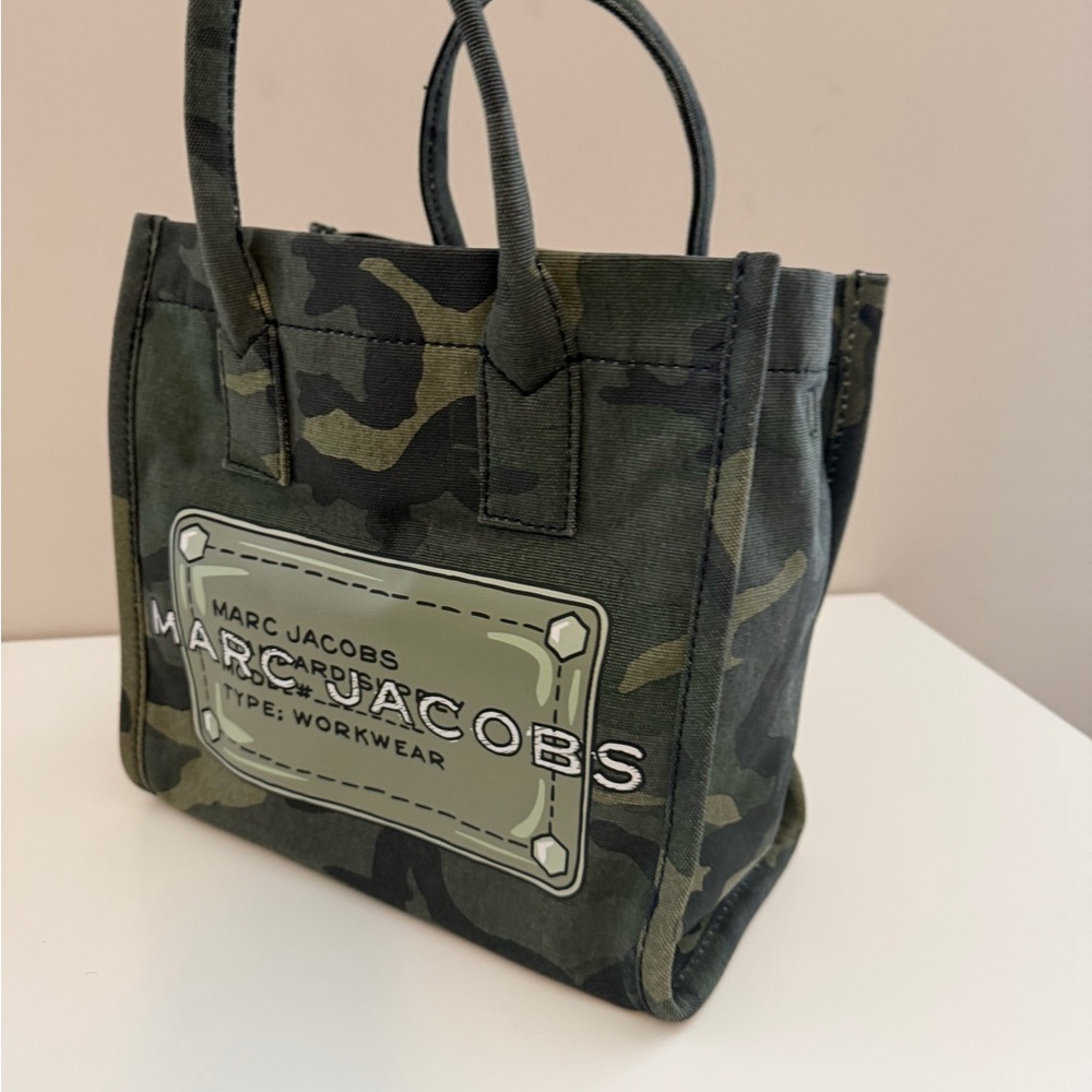 Marc Jacobs Green Camouflage Tote

11.4W x 6.2D x 11.8H